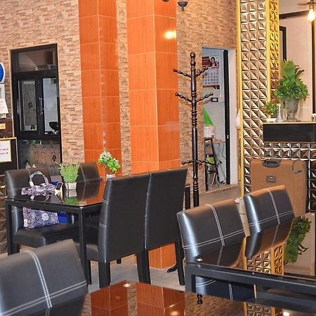 Baanpin Hotel & Cafe กรุงเทพมหานคร ภายนอก รูปภาพ